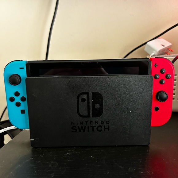 Used Nintendo Switch Console - Picture 4 of 7